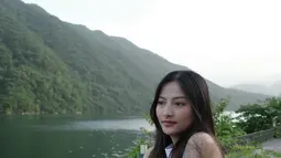 Selain Sungai Han, ia juga mengunjungi Lake 192. Bagi para penggemar idol KPop pasti tahu lokasi ini. Banyak dari para selebriti Indonesia yang menyukai KPop telah mengunjungi Lake 192 untuk destinasi wisata liburannya waktu di Korea Selatan. (Liputan6.com/IG/@valeriastahlk)
