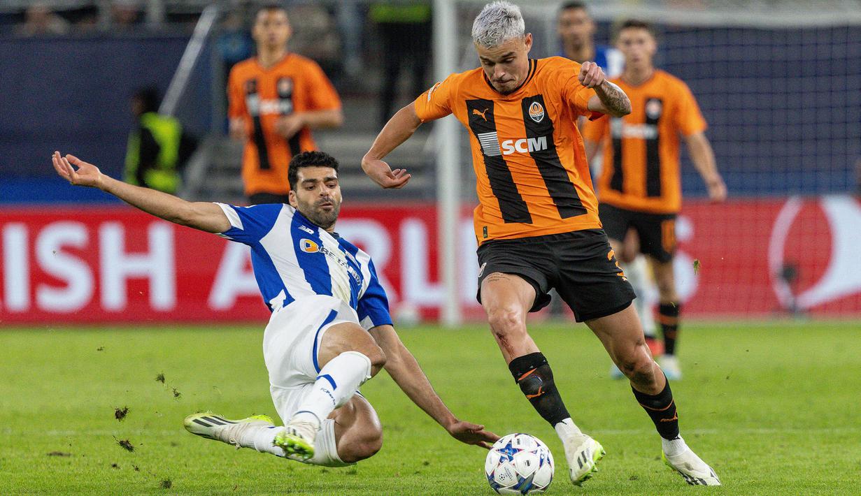 Striker FC Porto asal Iran, Mehdi Taremi (kiri) telah mencetak 1 gol dari tiga laga di Liga Champions musim 2023/2024. Gol tersebut dicetaknya pada matchday pertama Grup H ke gawang Shakhtar Donetsk (19/9/2023) dalam laga yang akhirnya dimenangkan FC Porto dengan skor 3-1. Dua assist juga telah dikoleksinya saat FC Porto menang 4-1 atas Royal Antwerp pada matchday ketiga (25/10/2023). (AFP/Axel Heimken)