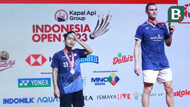 Anthony Ginting (Kiri)