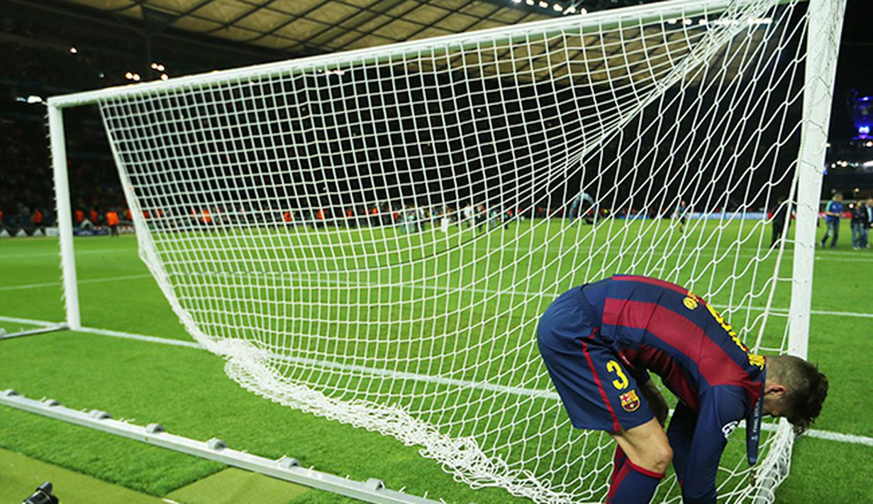 Gerard Pique bek Barcelona memotong jala gawang usai final Liga Champions melawan Juventus  di Olympiastadion, Berlin. (Reuters / Michael Dalder)