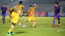 Pemain Bhayangkara FC, Renan Silva, menendang bola ke gawang Persik Kediri yang menghasilkan gol pada laga pekan kelima BRI Liga 1 di Stadion Madya, Jakarta, Rabu, (29/9/2021). (Bola.com/M Iqbal Ichsan)