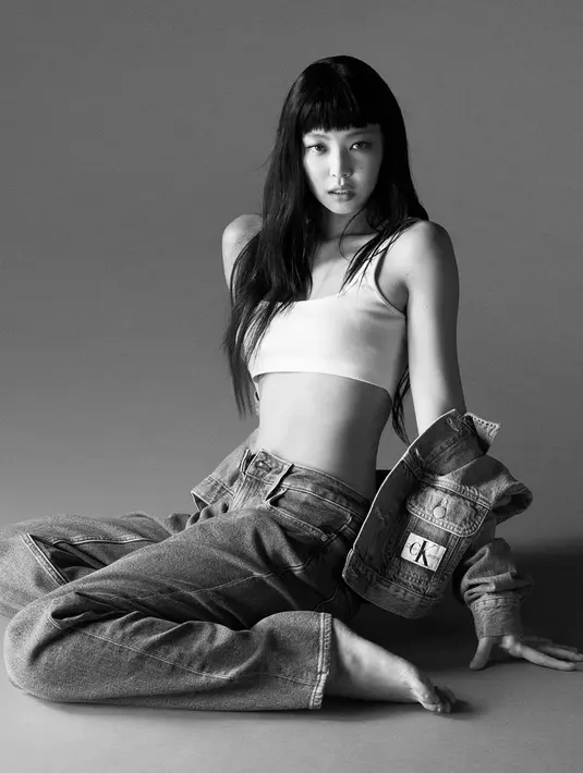 Jennie BLACKPINK tampil dengan sport bra dan set jeans yang trendy. [@calvinklein]