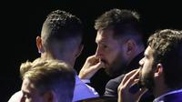 Lionel Messi (kanan) berbincang dengan Cristiano Ronaldo, di Monako, Kamis (29/8/2019).  (AFP / Valery Hache)