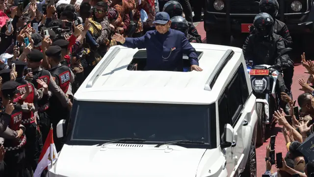 Menuju Istana Negara, Presiden Prabowo Subianto Sapa Warga