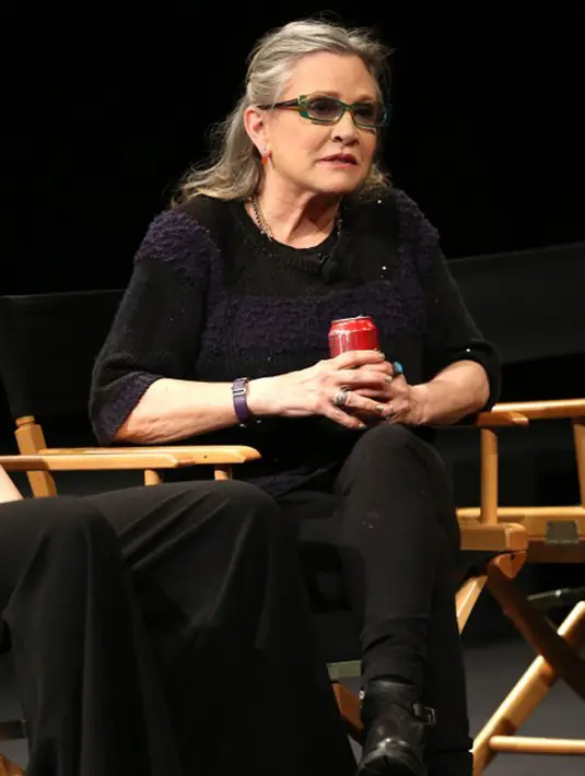 Tersiar kabar kondisi Fisher setelah terkena serangan jantung di pesawat itu memang sangat mengkhawatirkan, bahkan sumber mengatakan keadaannya pun sempat kritis. Hingga saat ini Fisher masih menjalani perawatan intensif. (AFP/Bintang.com)