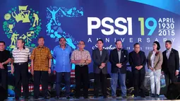  Sejumlah pengurus PSSI berdiri bersama saat perayaan ulang tahun PSSI ke-85 di Hotel JW Marriot, Surabaya, Minggu (19/4/2015). La Nyalla Mattalitti (keempat kanan) terpilih sebagai Ketua Umum PSSI 2015-2019. (Liputan6.com/Helmi Fithriansyah)