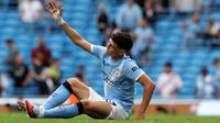 Gelandang Manchester City asal Inggris #47, Phil Foden, dibantu berdiri dalam pertandingan&nbsp;Premier League antara Manchester City dan Tottenham Hotspur di Stadion Etihad, Manchester, Inggris barat laut, pada 23 Agustus 2025. Manchester City kalah 2-0 dalam pertandingan tersebut. (Darren Staples/AFP)