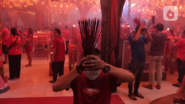 Sembahyang malam imlek 2574 di Tangerang