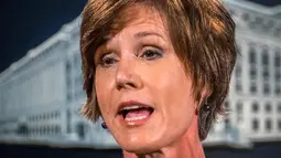 Sally Yates tidak mau menuruti perintah Trump, untuk mendukung larangan masuk bagi para pengungsi dan pendatang dari tujuh negara bermayoritas umat Muslim ke AS, Selasa (31/1). (AP Photo/ J. David Ake)