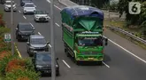 Truk dengan muatan barang melintas di ruas tol lingkar luar Jakarta, Kamis (8/5/2025). (Liputan6.com/Angga Yuniar)