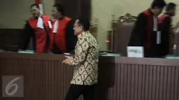 Irman Gusman usai menjalani sidang di Pengadilan Tipikor Jakarta, Senin (20/2). Irman beserta kuasa hukumnya meminta kepada Majelis Hakim untuk meminta waktu untuk memikirkan apakah akan banding atau menerima vonis tersebut. (Liputan6.com/Helmi Afandi)