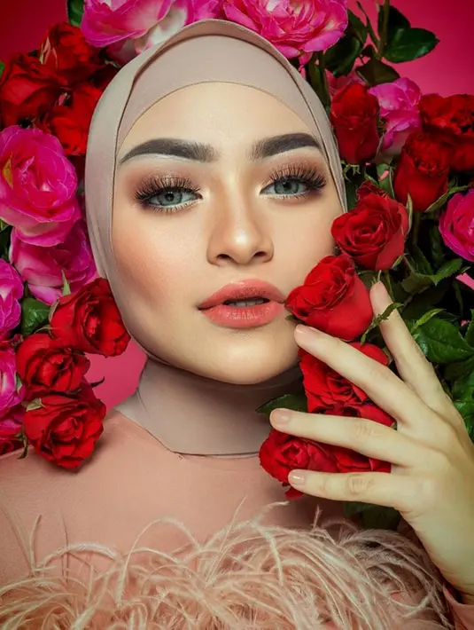 Pesona luar biasa Nathalie Holscher di foto ini. Dengan makeup bernuansa kecokelatan yang lembut, bibir Nathalie dipulas lipstik merah muda dan softlens cokelat menambah dramatis potret dirinya ini. Foto: Instagram.