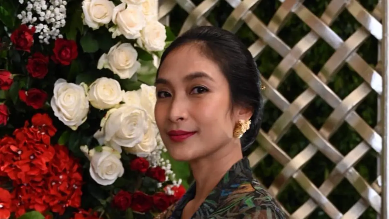 FOTO: Cantik dan Anggunnya Happy Salma dalam Balutan Kebaya