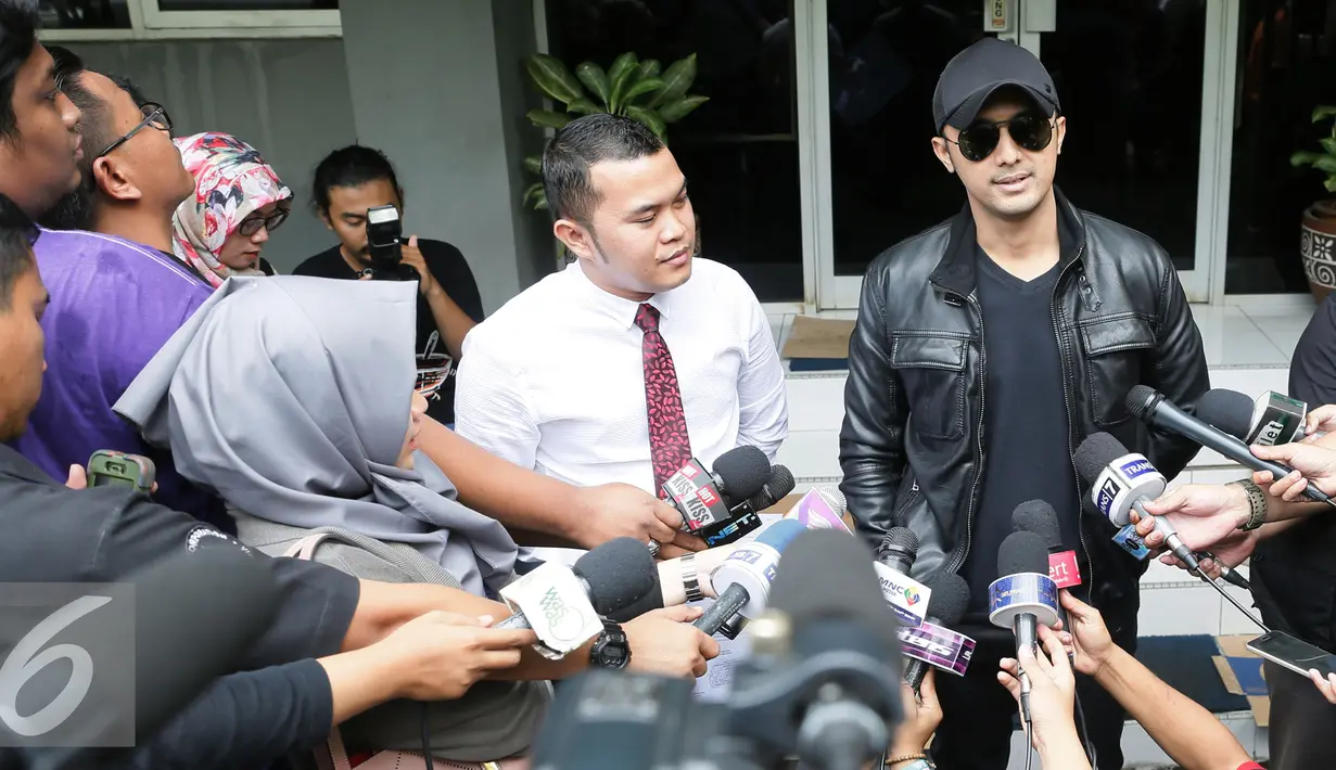 Hengky Kurniawan memberikan keterangan pers di Polda Metro Jaya, Jakarta, Senin (8/8). Menurut Hengky, rekan bisnisnya membawa kabur uang serta dua mobil miliknya. (Liputan6.com/Herman Zakharia)