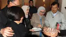 Mufidah Kalla memotong kue dan memberikannya kepada Wakil Presiden Jusuf Kalla seusai acara kejutan ulang tahun ke-77 di Jenewa, Swiss, Rabu (15/5/2019). JK berkunjung ke Swiss untuk menghadiri sebuah pertemuan yang diinisiasi PBB dengan bahasan penanganan bencana. (Liputan6.com/Tim Media Wapres)