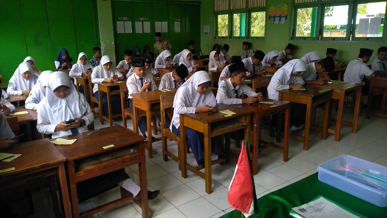 MTs Pakis dan MTs Ma’arif NU 2 Cilongok menjadi MTs pertama di Banyumas yang menggelar ujian semester dengan menggunakan android dan komputer. (Foto: Liputan6.com/Isrodin untuk Muhamad Ridlo)