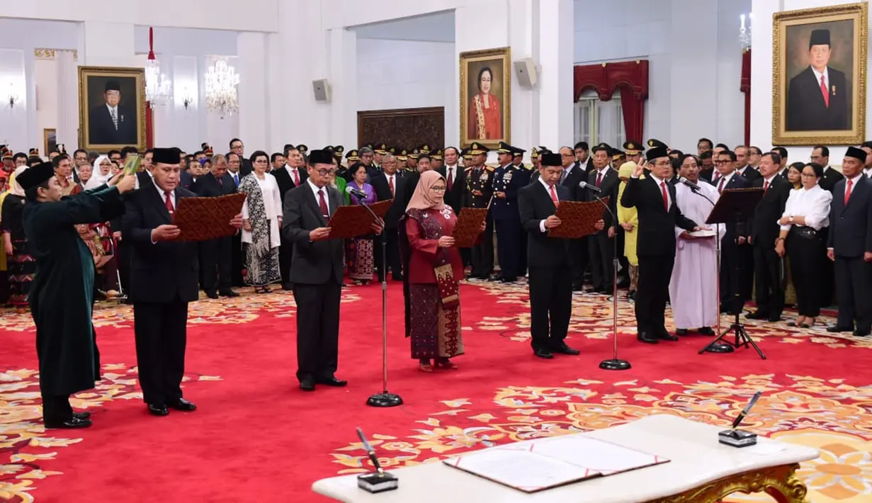 Lima pimpinan KPK periode 2019-2023 mengucapkan sumpah jabatan saat pelantikan di Istana Negara, Jakarta, Jumat (20/12/2019). Upacara pelantikan lima pimpinan KPK periode 2019-2023 dipimpin langsung Presiden Joko Widodo. (Foto: Biro Pers Setpres)