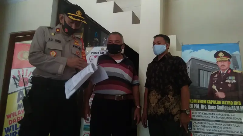 Kapolsek Bantargebang, Kompol Ali Joni dan pemilik hajatan, Karta. (Liputan6.com/Bam Sinulingga)