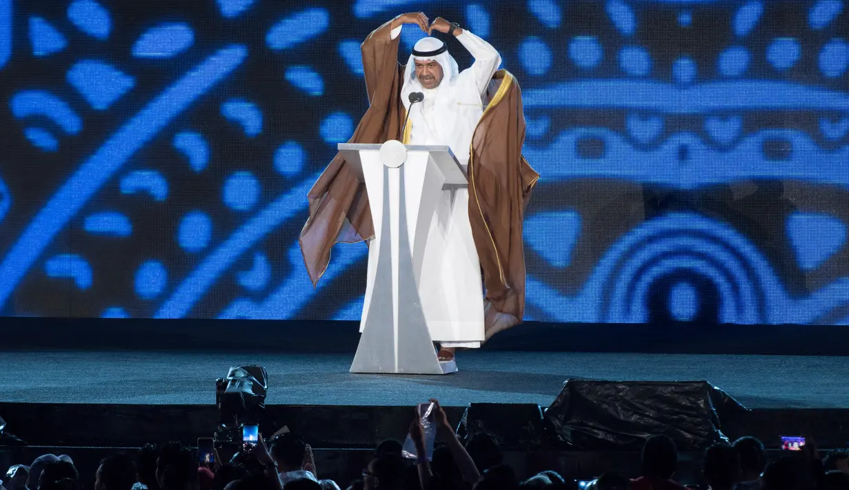 Presiden Dewan Olimpiade Asia (OCA) Sheikh Ahmad Al Fahad Al Sabah membuat gestur "cinta" ala artis K-pop saat memberi sambutan dalam Upacara Penutupan Asian Games 2018 di Stadion Utama GBK, Jakarta, Minggu (2/9). (ANTARA FOTO/INASGOC/Rosa Panggabean)