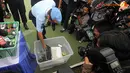 Barang-barang elektronik hasil sitaan dari LP Cipinang, Salemba, dan Pondok bambu itu dimusnahkan dengan menenggelamkan ke dalam air (Liputan6.com/Herman Zakharia)