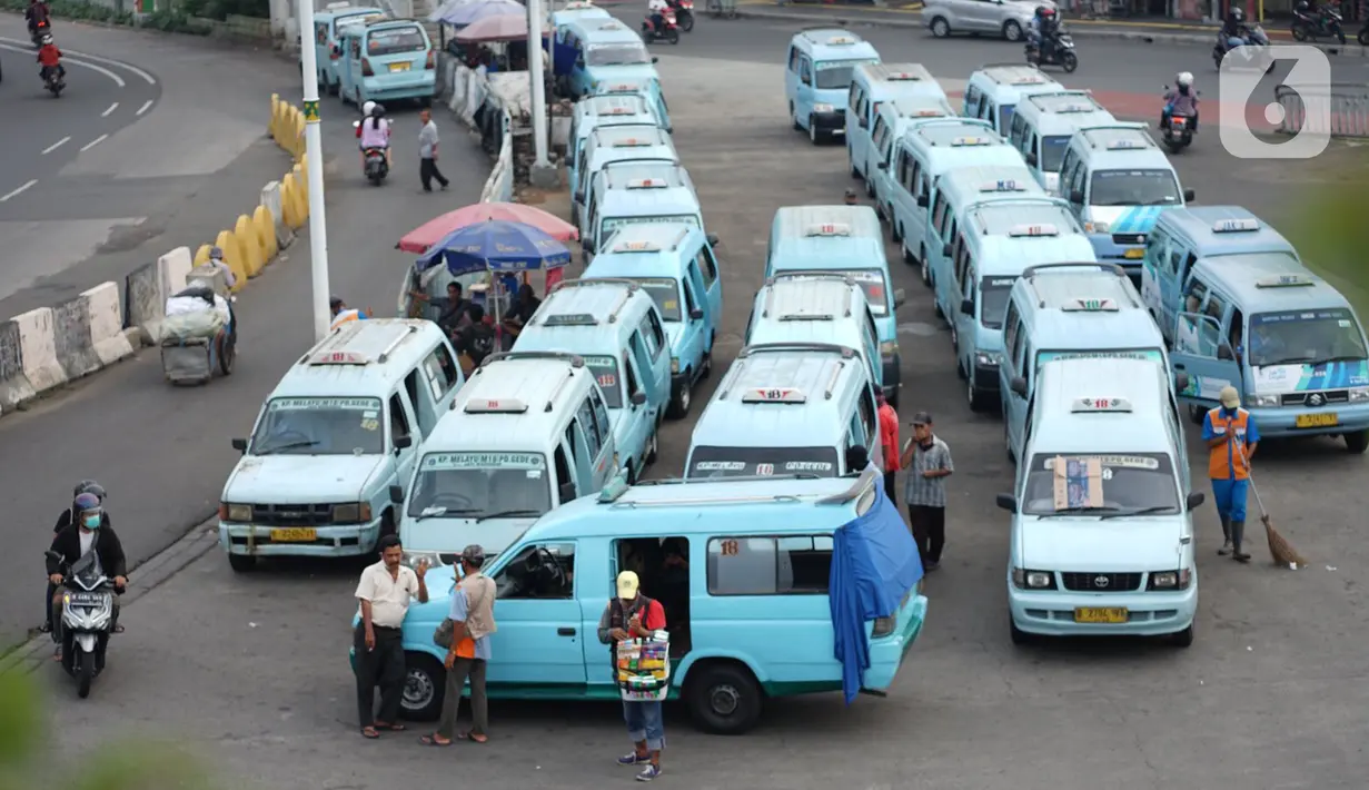 Angkutan umum menunggu penumpang di Terminal Kampung Melayu, Jakarta, Sabtu (26/9/2020). Dinas Perhubungan DKI Jakarta mencatat penurunan jumlah penumpang harian angkutan umum perkotaan hingga 22,83 persen selama 12 hari terakhir penerapan PSBB Jakarta. (Liputan6.com/Immanuel Antonius)