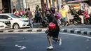 Massa melemparkan batu ke arah polisi saat bentrok di kawasan Pejompongan, Jakarta, Rabu (7/10/2020). Belum bisa dipastikan apakah aksi tersebut berkaitan dengan isu aksi penolakan pengesahan UU Omnibus Law Cipta Kerja. (Liputan6.com/Faizal Fanani)