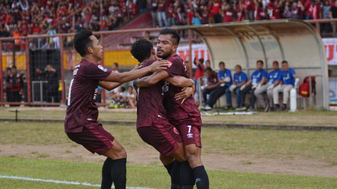 Pemain PSM Makassar merayakan gol yang dicetak Zulham Zamrun dalam pertandingan leg pertama Piala Indonesia 2018 kontra Madura United di Stadion Andi Mattalatta, Mattoangin, Makassar, Minggu (30/6/2019) sore. PSM menang tipis 1-0 dalam laga tersebut. (Bola.com/Abdi Satria)
