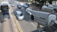 Kamera pengawas atau CCTV sistem Electronic Traffic Law Enforcement (ETLE) terpasang di JPO Jalan Medan Merdeka Barat, Jakarta, Senin (1/7/2019). Tilang elektronik mulai diberlakukan hari ini untuk mobil dan motor berpelat nomor B. (merdeka.com/Iqbal Nugroho)