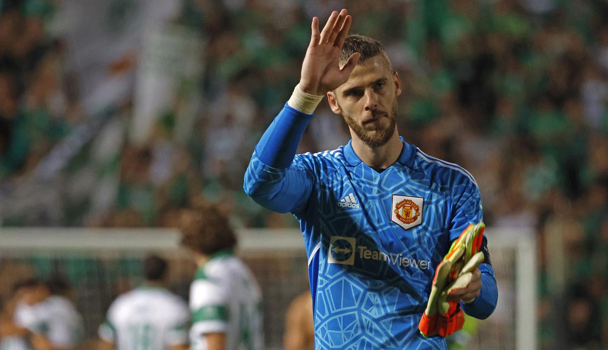 David De Gea. Kiper asal Spanyol yang kini menjalani musim ke-12 bersama manchester United sejak didatangkan pada awal musim 2011/2012 dari Atletico Madrid ini memang hanya tampil 3 kali dari total 15 laga MU di Liga Europa 2016/2017 hingga menjadi juara. David De Gea yang menjadi kiper utama di liga domestik memang hanya menjadi pelapis Sergio Romero di Liga Europa. Hingga kini David De Gea tetap menjadi pilihan utama di bawah mistar gawang Setan Merah baik di liga domestik maupun kompetisi Eropa. (AFP/Khaled Desouki)