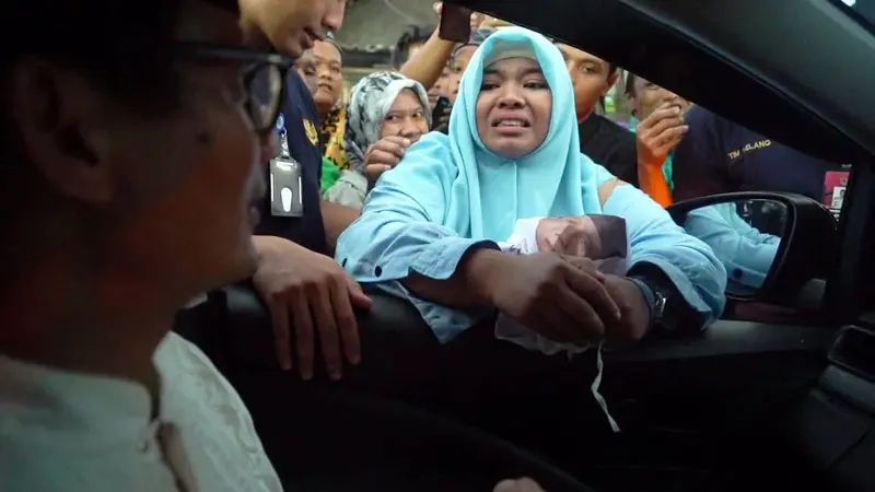 Sandiaga Uno saat menerima celengan sumbangan dari Umi.