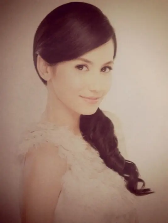 Foto ini adalah Pevita di tahun 2011. Parasnya sudah mulai ramping ya? Wajahnya pun tirus, dan rambut panjangnya dibuat bergelombang di bagian bawahnya. Cantik dan anggun pastinya. (Instagram/pevpearce)