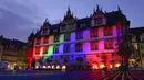 Balai Kota Coburg diterangi dengan warna pelangi pada pertandingan Euro 2020 antara Jerman dan Hungaria, Coburg, Jerman, Rabu (23/6/2021). UEFA mengatakan organisasinya netral secara politik dan agama. (Nicolas Armer/dpa via AP)