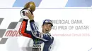 Pebalap Movistar Yamaha, Jorge Lorenzo, menjadi juara pada balapan MotoGP Qatar di Sirkuit Losail, Senin (21/3/2016) dini hari WIB. (AFP/Karim Jaafar)