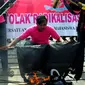 Sejumlah mahasiswa melakukan aksi menolak ISIS di Car Free Day, Bundaran HI, Jakarta, Minggu (15/3/2015). Mereka melakukan aksi teaterikal sebagai bentuk sindiran terhadap kekejaman ISIS. (Liputan6.com/Yoppy Renato) 