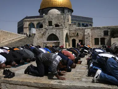 Umat muslim melaksanakan sholat Jumat saat bulan suci Ramadhan di Kompleks Masjid Al Aqsa, Kota Tua Yerusalem, Jumat (7/4/2023). (AP Photo/Mahmoud Illean)