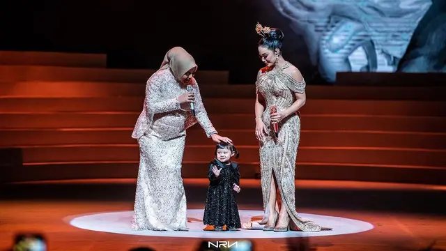 8 Gaya Kompak Kris Dayanti, Aurel Hermansyah, Amora, dan Ameena Manggung Bareng di Konser Semesta