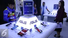 Pengunjung mencoba produk XL saat pembukaan Digital Lifestyle Experience Center di Mall Puri Indah, Jakarta, Selasa (3/5). XL menawarkan pengalaman baru dalam menggunakan layanan digital kepada pengunjung. (Liputan6.com/Angga Yuniar)
