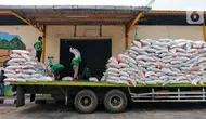 Pekerja memindahkan beras ketika bongkar muat beras bulog di gudang PT Food Station Tjipinang Jaya, Jakarta Timur, Jumat (3/2/2023). Untuk menstabilisasi Pasokan dan Harga Pangan (SPHP), Perum BULOG akan menyaluran beras SPHP di Pasar Induk Beras Cipinang dari 13 ribu menjadi 30 ribu ton,dengan harga paling tinggi sebesar Rp. 8.900. (Liputan6.com/Angga Yuniar)