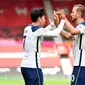 Son Heung-min dan Harry Kane menggelar selebrasi pada laga Liga Inggris melawan Southampton di St Mary's Stadium, Minggu (20/4/2020). (Twitter)