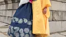 Meski cuaca di Korea sedang dingin, penampilan Jennifer terlihat segar dan memikat. Kecantikannya semakin terpancar dalam balutan hanbok yang elegan. Sementara itu, Faisal dengan gaya raja menunjukkan sisi kharismatiknya yang tak kalah memikat. (Liputan6.com/IG/@jeje_haris89)