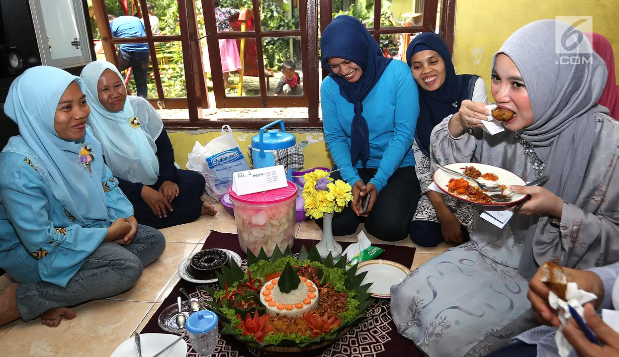 Artis Chacha Frederica mencoba nasi tumpeng saat menjadi juri lomba masak di Rumah Amalia, Cildeug, Kota Tangerang, Minggu (9/9). Selain menjadi juri Chacha juga memberi motivasi kepada anak yatim piatu dan kaum dhuafa. (Liputan6.com/Fery Pradolo)