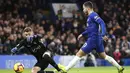 Penyerang Chelsea, Eden Hazard, melepaskan tendangan ke gawang Southampton pada laga Premier League di Stadion Stamford Bridge, Kamis (3/1). Kedua tim bermain imbang 0-0. (AP/Frank Augstein)