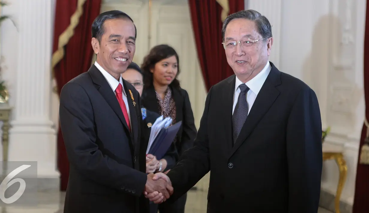 Presiden Joko Widodo menyambut kedatangan Ketua Parlemen Tiongkok Yu Zhengsheng di Istana Merdeka, Jakarta, Senin (27/7/2015). Kedatangan Yu Zhengsheng untuk membahas investasi Tiongkok dan kerja sama di bidang kelautan. (Liputan6.com/Faizal Fanani)