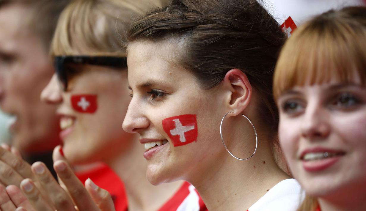 Fans cantik Swiss memberikan semangat kepada timnya saat melawan Polandia pada Piala Eropa 2016 di Stadion Geoffroy-Guichard, Saint-Etienne (26/6/2016) WIB.  (REUTERS/JKai Pfaffenbach)