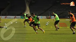 Sejumlah pemain Liverpool sedang memperagakan teknik kecepatan berlari di Stadion GBK pada Jumat 19 Juli 2013 (Liputan6.com/Helmi Fithriansyah)