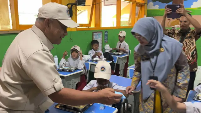 Kepala Badan Gizi Nasional (BGN), Dadan Hindayana berkunjung ke SDN 01 Kalibaru, Cilincing, Jakarta Utara, Kamis (8/1/2026).