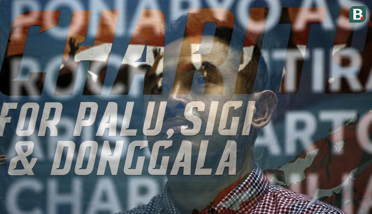 Presiden APPI, Ponaryo Astaman, saat jumpa pers Charity for Palu, Sigi dan Donggala di gedung Kemenpora, Jakarta, Jumat (16/11). APPI, MSG dan Kemenpora akan gelar laga amal untuk Palu, Sigi dan Donggala. (Bola.com/Yoppy Renato)