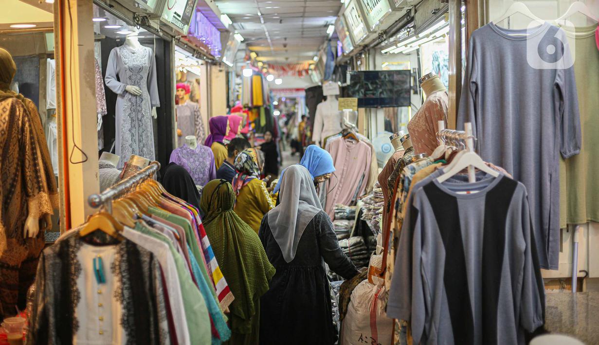 <p>Pengunjung melihat pakaian di pusat perbelanjaan Blok B Tanah Abang, Jakarta, Kamis (12/10/2023). (Liputan6.com/Faizal Fanani)</p>
