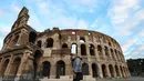 Seorang pria berjalan melewati Colosseum di Roma, Italia (4/11/2020). Museum, galeri, teater, balai konser, bioskop, dan tempat perjudian harus ditutup, sementara pertemuan publik, perayaan, pameran, festival, dan berbagai acara, baik outdoor maupun indoor, dilarang. (Xinhua/Cheng Tingting)