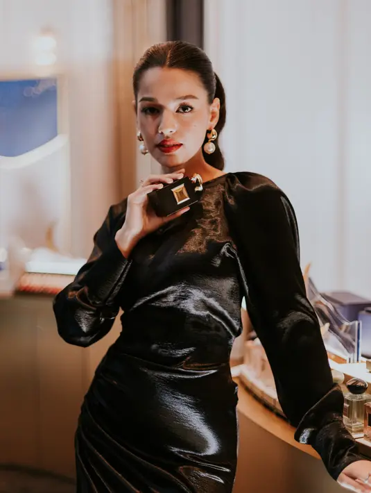 Tak ketinggalan Susan Sameh, aktris muda berbakat yang sedang naik daun. Ia terlihat begitu anggun dengan balutan dress berwarna hitam dan tatanan rambut pony tail. [ Dok: Armani Beauty Indonesia ]